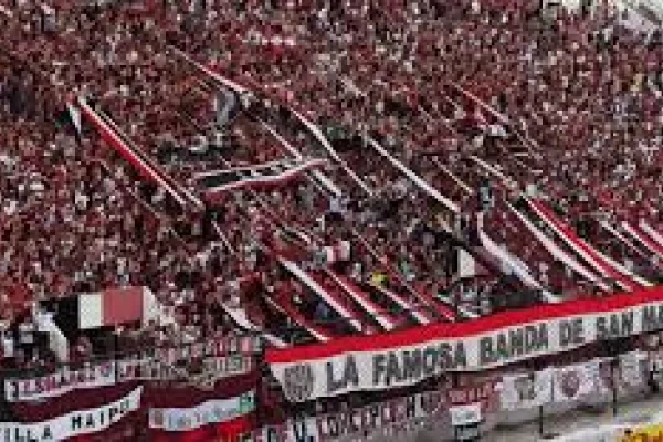 La barra brava de Chacarita atacó los autos de los jugadores del plantel