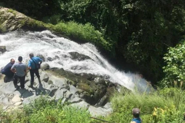 Dos turistas cayeron a un río cuando se sacaban una foto: uno murió y su pareja está desaparecida