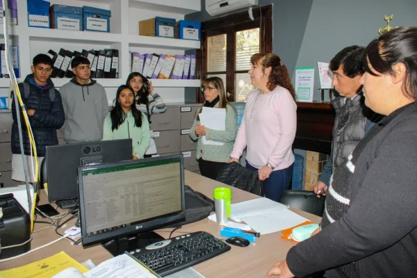 Alumnos visitan el Municipio por proyecto