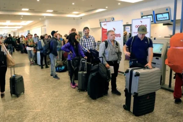 Pasajeros furiosos en Aeroparque por medida de fuerza de gremios aeronáuticos