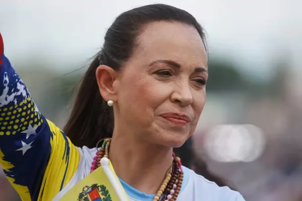 Corina Machado sobre el pedido de arresto a González Urrutia: 
