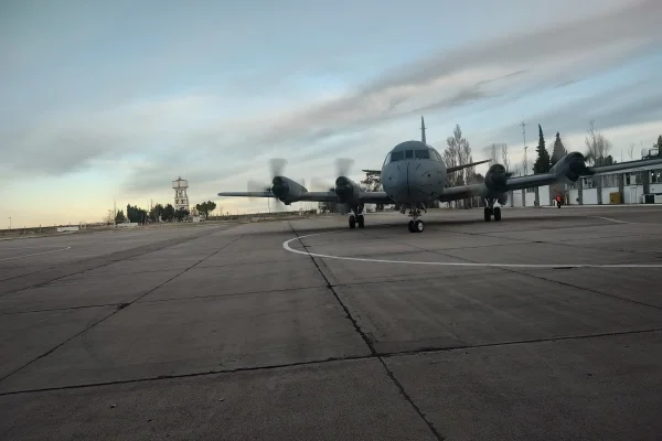 Llegó el avión militar comprado a Noruega para la Armada Argentina