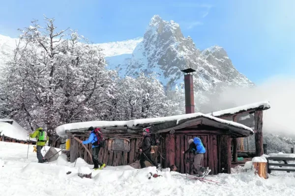 Un muerto tras una avalancha en el Cerro López de Bariloche: hay un desaparecido y suspendieron la búsqueda hasta mañana