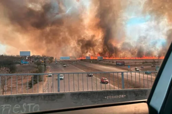 Incendios fuera de control en Córdoba: el fuego avanzó rápidamente en La Calera y se acerca a las casas