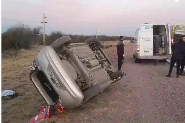 Tres ocupantes de un auto sufrieron un vuelco en Chamical