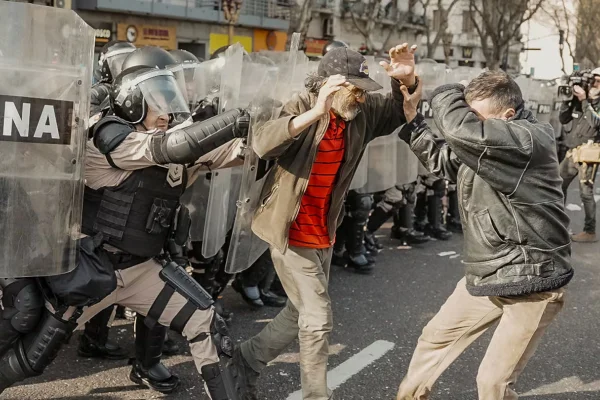 Tensión en las afueras del Congreso: la Policía reprimió a los manifestantes