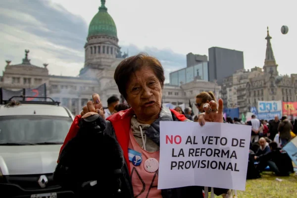 Tensión e incidentes frente al Congreso tras la confirmación del veto de Milei a la ley de movilidad jubilatoria