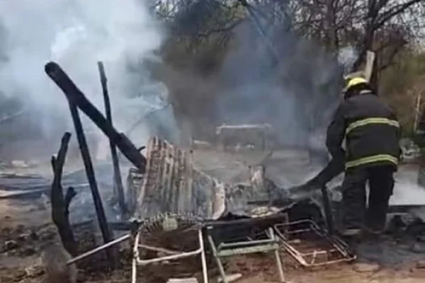 Mujer denunció que su ex pareja le incendió la casa