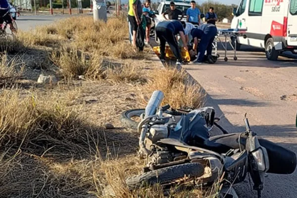 Perdió el control, chocó contra el cantero y terminó en el hospital