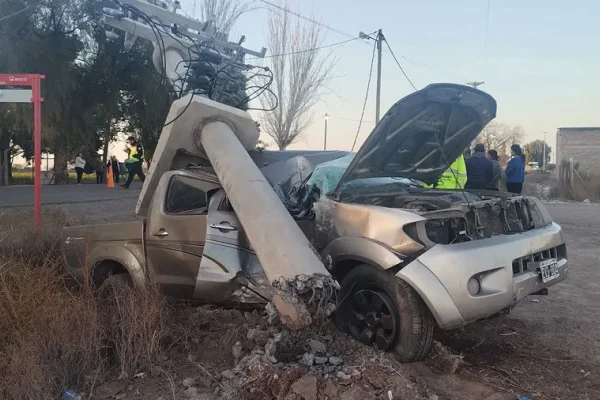 Conductor se estrelló contra una columna y abandonó a su compañera herida