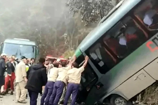 Dos turistas argentinos heridos en un micro que desbarrancó camino a Machu Picchu