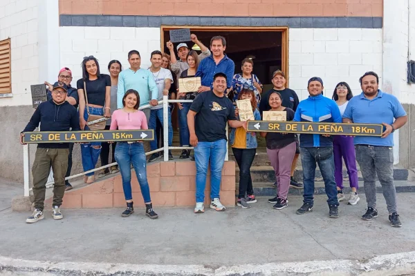 Dictaron taller de cartelería en madera tallada