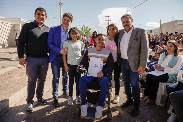 Quintela entregó casas a 40 familias de Sanagasta