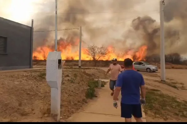 Pánico por un pavoroso incendio en barrio Las Talas