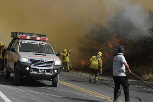 Combaten incendios en Capilla del Monte y Chancaní: evacuados y caminos cortados