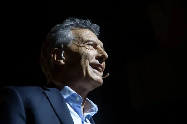 Macri abogó hoy por la privatización o el cierre de Aerolíneas Argentinas