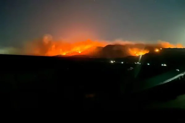 Incendios en Córdoba: rutas cortadas, evacuados y un viento que complica las tareas