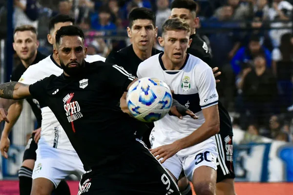 Gimnasia y Riestra igualaron en un partido de terror