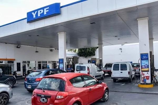 YPF analiza bajar el precio de los combustibles en octubre