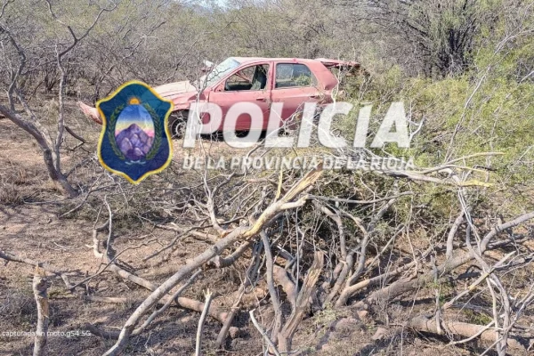 Una mujer viajaba a Chepes, perdió el control de su auto y volcó