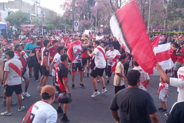 Los hinchas de River coparon la plaza 25 de mayo para celebrar el triunfo ante Boca