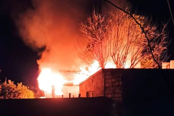 Un hombre intentó hacer un asado y terminó prendiendo fuego el quincho de su casa