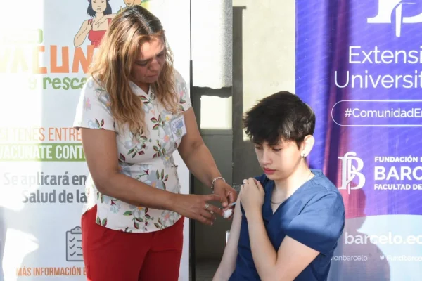 Continúa la vacunación a jóvenes contra el dengue