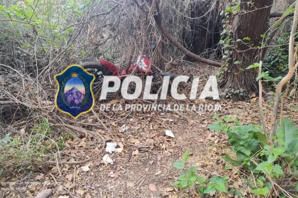 La policía secuestró una moto que estaba oculta en un campo y era robada