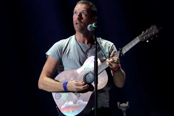 Chris Martin apareció disfrazado en un karaoke para cantar una nueva canción de Coldplay