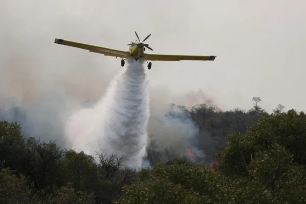 El viento complica a los bomberos en los cinco incendios activos en Córdoba