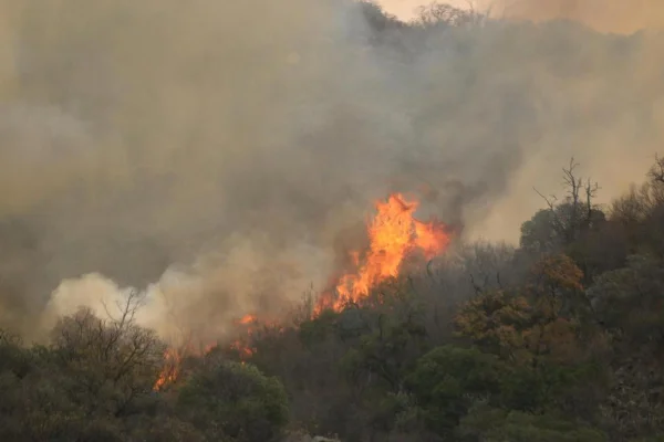 Continúan activos los incendios en Capilla del Monte, Villa Berna y Salsacate