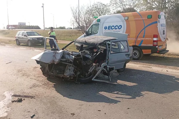 Auto quedó destrozado tras chocar con un camión en Córdoba