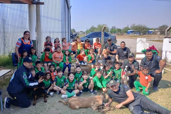 La Policía recibió a los niños del Jardín Arco Iris