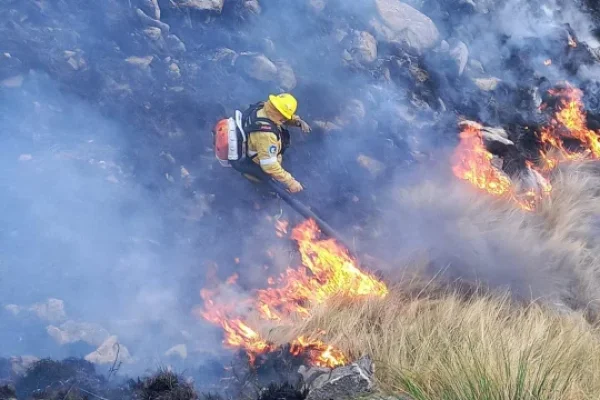 Incendios en Córdoba: imputaron a un hombre por agredir a bomberos