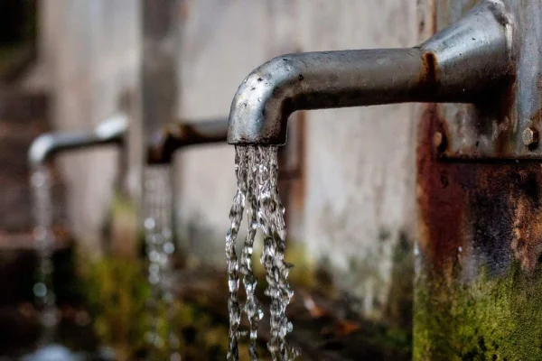 Desde Aguas Riojanas informaron que multarán a vecinos por derrochar agua