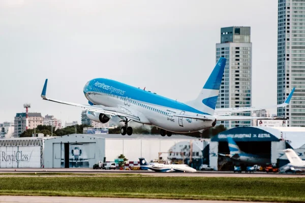 Milei firmará un decreto para que Aerolíneas Argentinas pueda ser privatizada