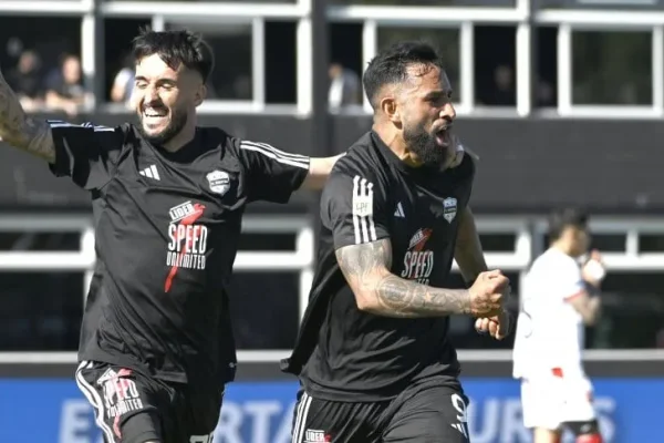 Con diez y un penal polémico, Riestra rescató un empate de milagro