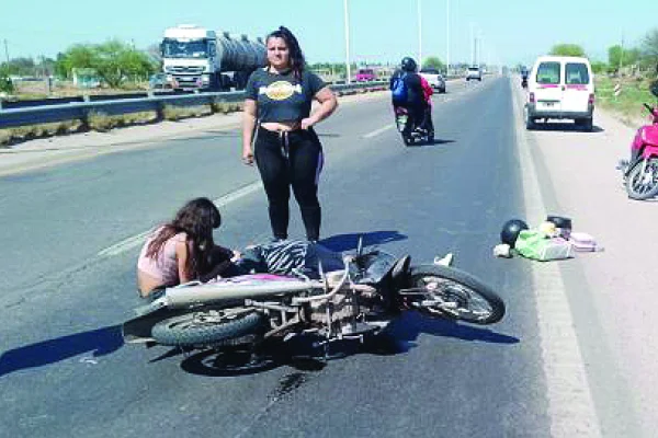 Dos mujeres heridas tras fuerte choque de una moto y una bicicleta