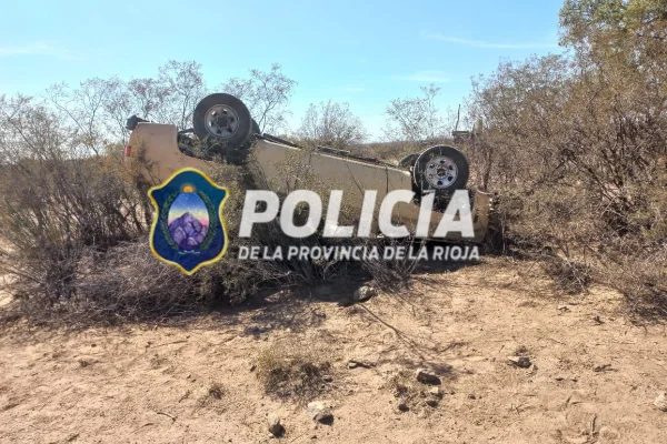 Perdió el control de su camioneta y terminó volcando