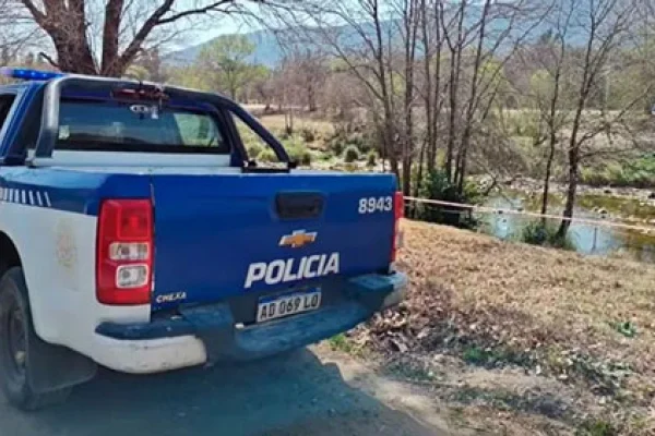 Hallan el cadáver desnudo de una mujer en el Río Cosquín y buscan determinar si se trató de un femicidio