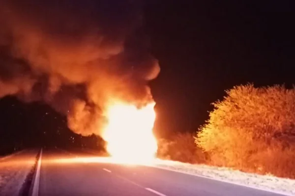 El fuego consumió una camioneta en plena ruta 77