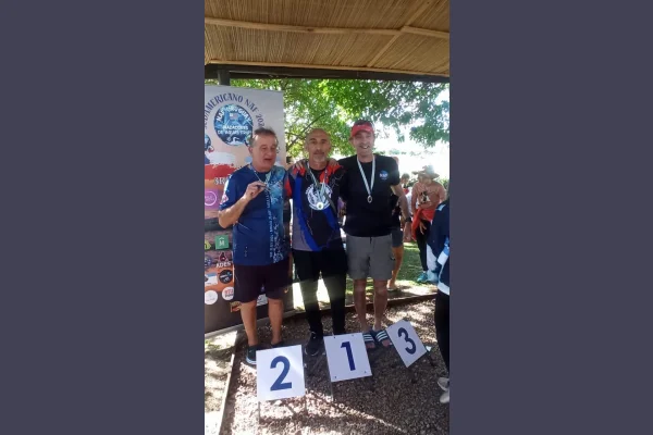 Chamical tiene dos campeones sudamericanos de agua fría con traje de neoprene más subcampeona mundial