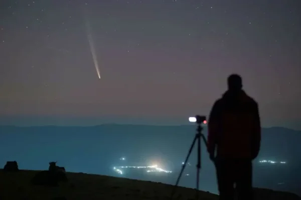 El Cometa del Siglo ya se deja ver en el cielo argentino