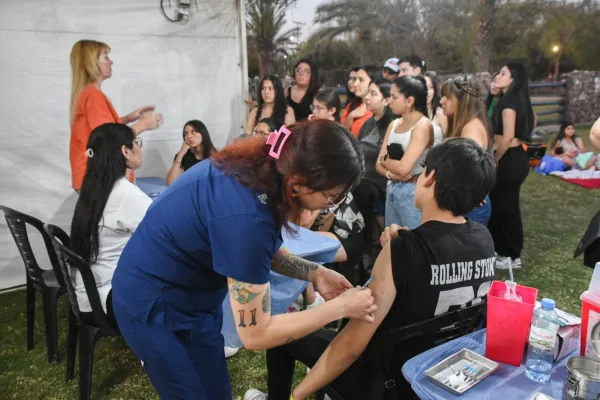 El ministerio de Salud vacunó a más de 500 jóvenes contra el dengue