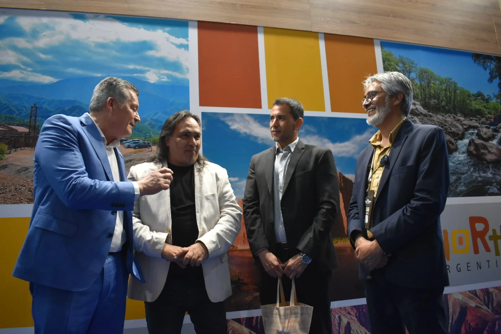 “Gallo” como siempre. El escenario del Ente Norte recibió al gran artista riojano que deleitó a cientos de asistentes a la Feria Internacional del Turismo. “Gallo” como siempre. El escenario del Ente Norte recibió al gran artista riojano que deleitó a cientos de asistentes a la Feria Internacional del Turismo.