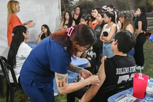 Ya vacunaron contra el dengue a 10 mil jóvenes