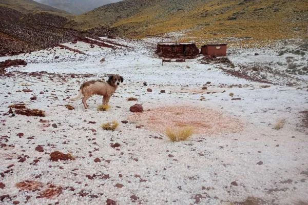 Registro de lluvia, piedra y crecida de rio playa