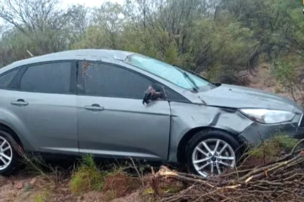 Salieron ilesos tras volcar en su automóvil