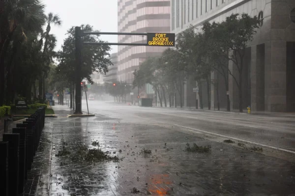 El Huracán Milton tocó tierra cerca de Siesta Key y arrasa la costa del Golfo de Florida con vientos de 195 km/h