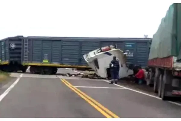 Un camionero chocó contra un tren y salvó su vida de milagro